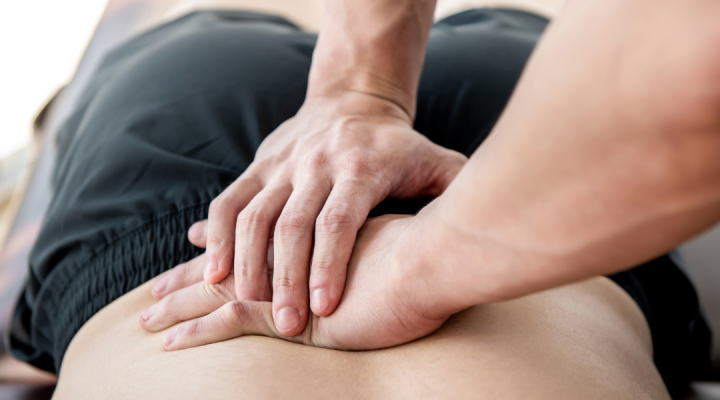 manos dando un masaje osteopatia